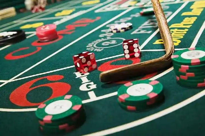 Antarmuka permainan Capsa Susun di plinko slot menampilkan susunan kartu pemain